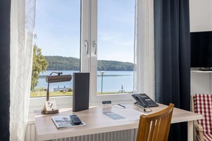 Decoración personalizada, muebles diferentes y escritorio 