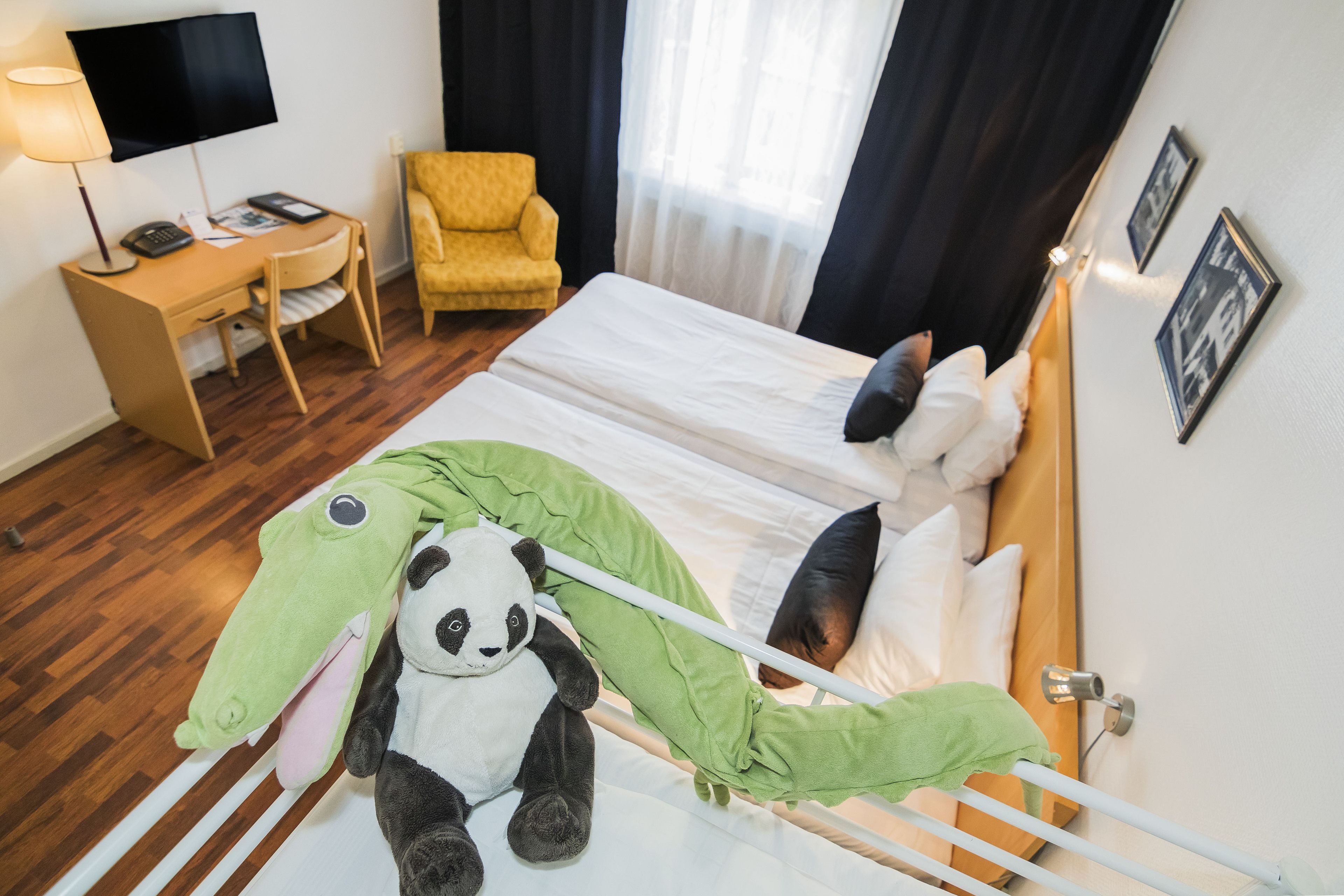 Yksilöllisesti sisustettu, yksilöllisesti kalustettu, työpöytä