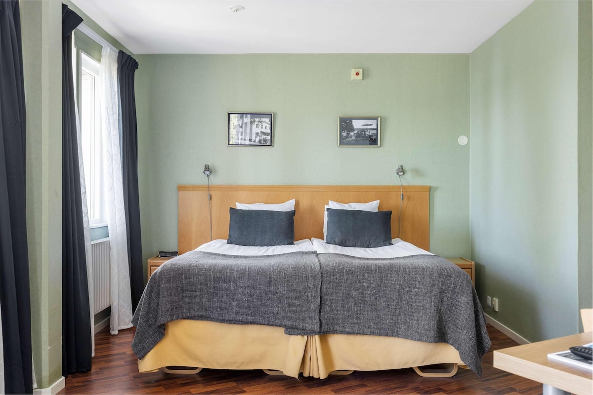 Desk, laptop workspace, blackout drapes, cribs (surcharge)