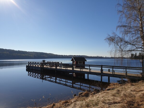 På stranden, kajakkpadling og fisking