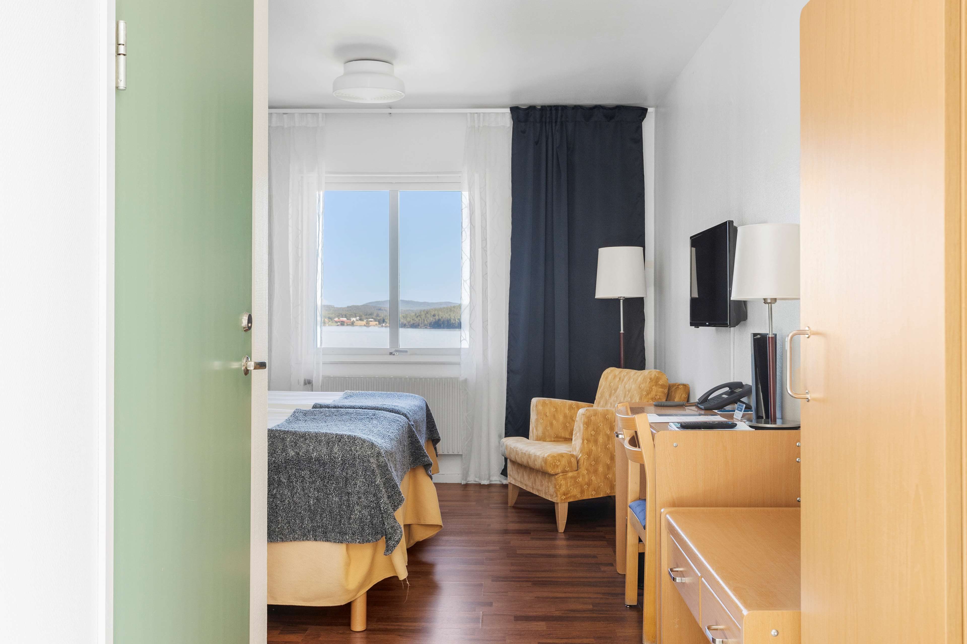 standard room, 2 single beds, non smoking, sea view | 1 bedroom, individually decorated, individually furnished, desk