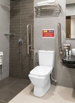 Chambre Deluxe avec lits jumeaux | Salle de bain | Douche, douche à « effet pluie », articles de toilette gratuits, bidet