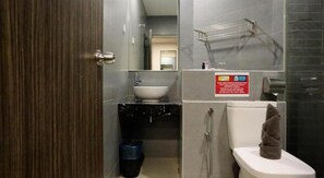 Habitación superior con 2 camas individuales | Baño | Ducha y cabezal de ducha tipo lluvia