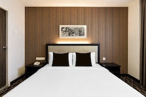 Executive Suite | 1 bedroom, in-room safe, desk, free WiFi