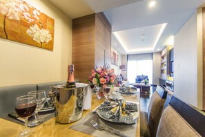 In-room dining - Qiss Residence by Bliston (Bangkok)