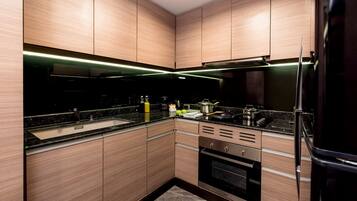 Geladeira, micro-ondas, talheres/pratos/utensílios de cozinha