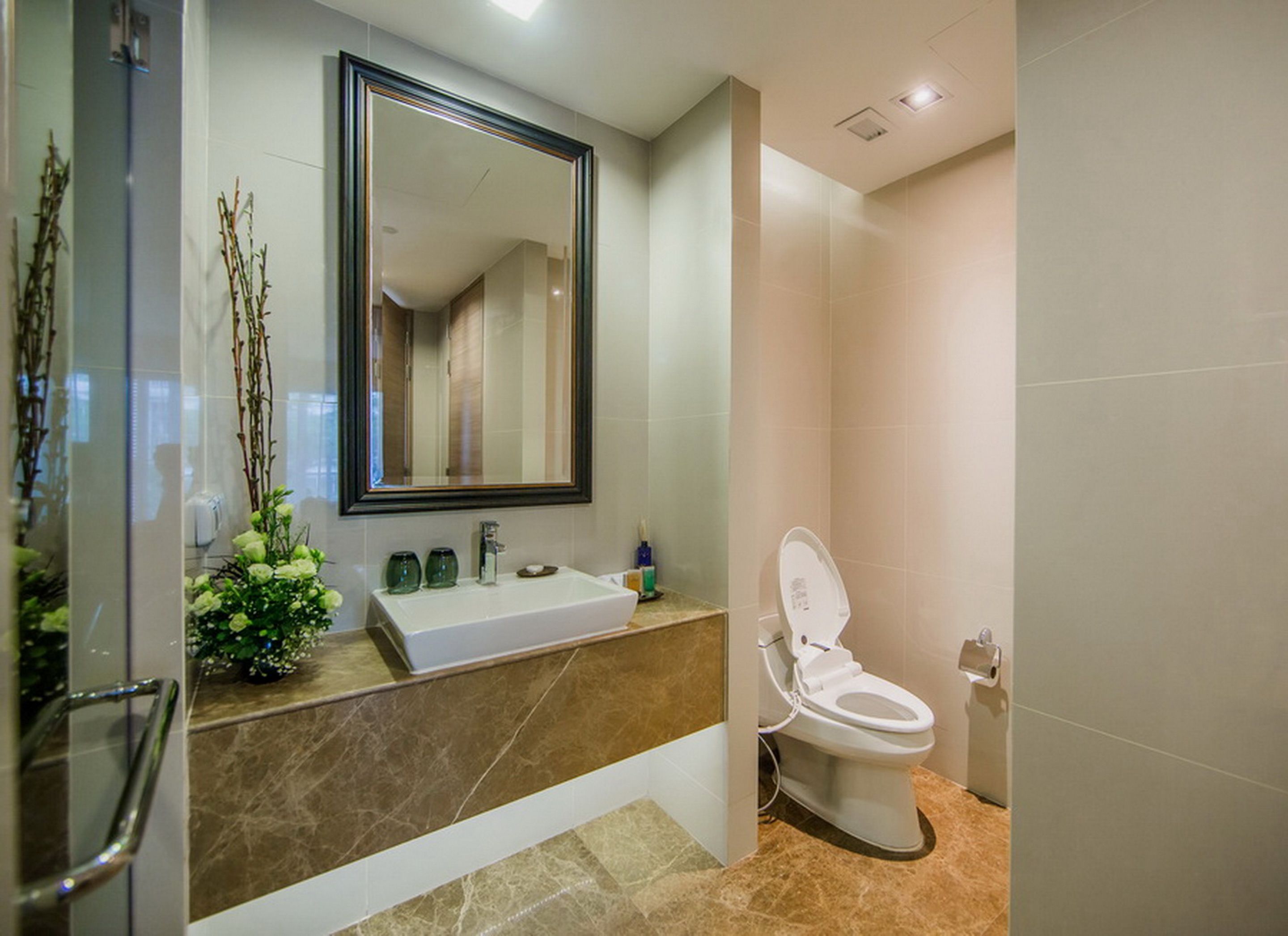 separate bathtub and shower, deep-soaking bathtub, free toiletries