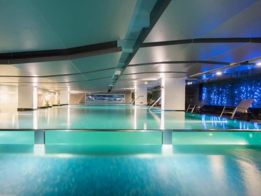 Alberca techada y alberca al aire libre