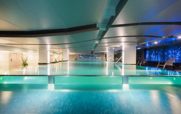 Alberca techada y alberca al aire libre