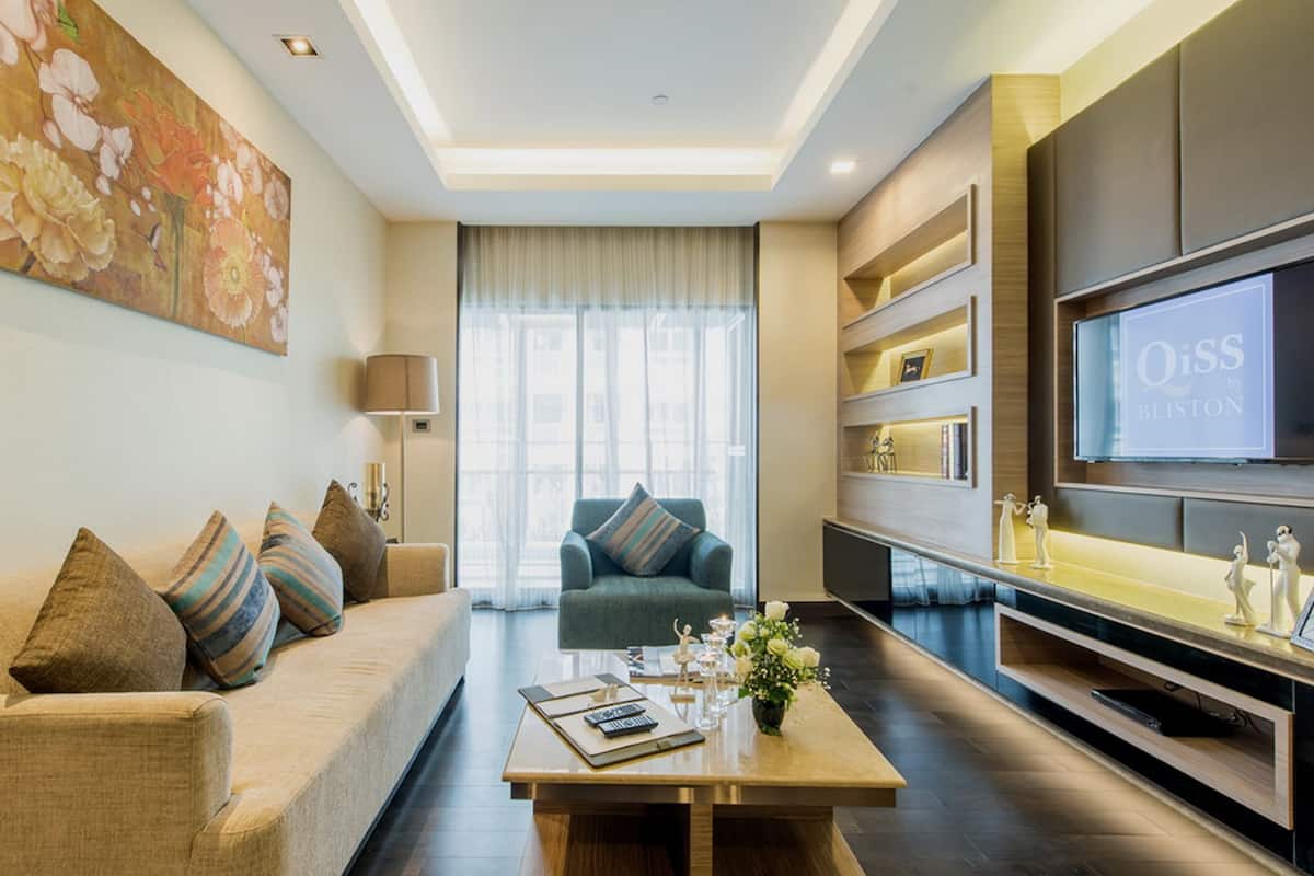 Two Bedroom Premier (140Sqm) | Ruang keluarga | Televisi LED 40-inci dengan saluran TV kabel, TV, dan pemutar DVD