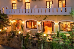 Outdoor dining - Floral Hotel (Hersonissos)