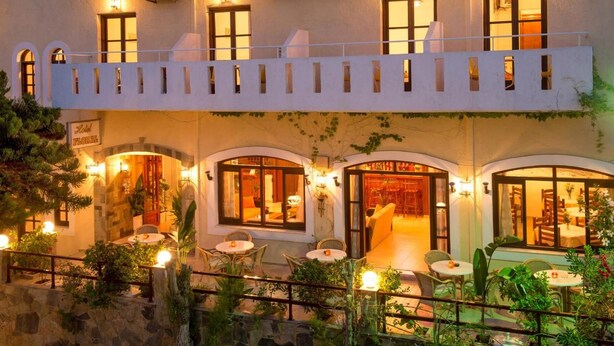 A hotel with a ground floor restaurant and upper-level rooms. - Floral Hotel (Hersonissos)