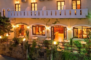 A hotel with a ground floor restaurant and upper-level rooms. - Floral Hotel (Hersonissos)