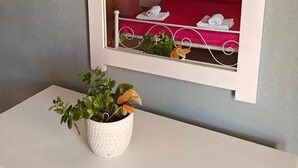 Une chambre à coucher avec un lit, une table de chevet et un miroir.