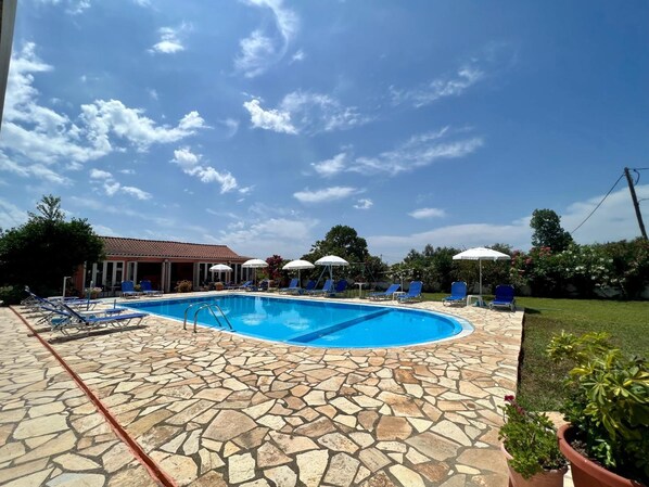 Una piscina al aire libre