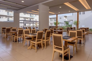 S'hi serveixen dinars, sopars i plats de cuina local i internacional