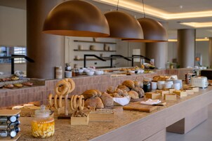 Se sirven almuerzos, cenas y cocina local e internacional