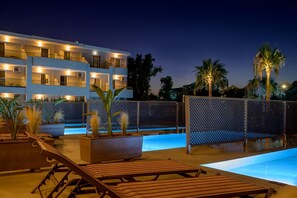 Habitación doble superior, piscina privada | 1 dormitorio, wifi gratis, ropa de cama