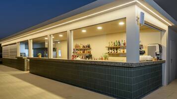 2 bares o lounges, 2 bares junto a la alberca