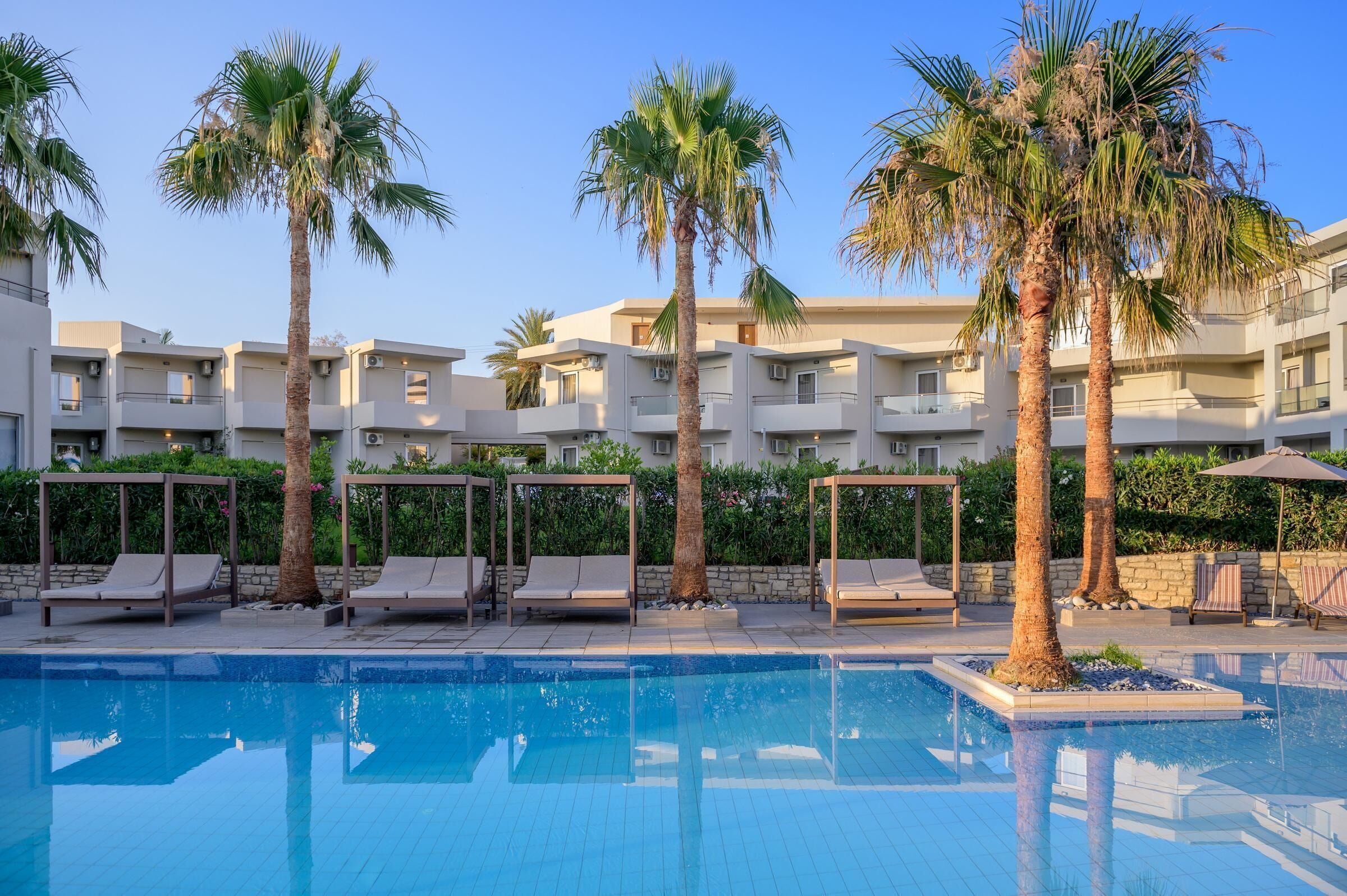 Sæsonbestemt udendørs pool, åben fra kl. 10.00 til kl. 18.00, parasoller