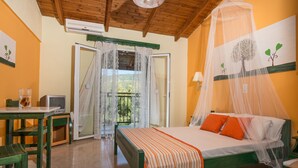 Une chambre à coucher avec un lit, un bureau, une chaise et une fenêtre avec des rideaux.