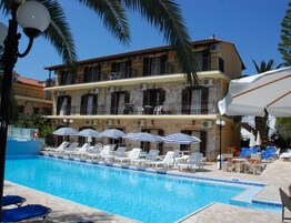 季节性开放的室外游泳池，池畔遮阳伞，日光浴躺椅