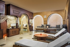 A well-appointed lounge area with a sofa set, a chaise lounge, a coffee table, and a decorative lamp. - Royal Park Hotel and Apartments (Bansko)