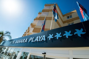 A hotel sign with the name "HOTEL SAHARA PLAYA". - Hotel HL Sahara Playa (San Bartolomé de Tirajana)