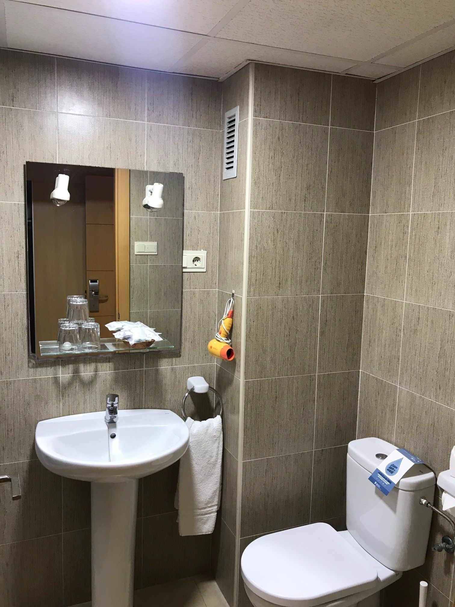 single room | bathroom | bathtub, free toiletries, hair dryer, bidet