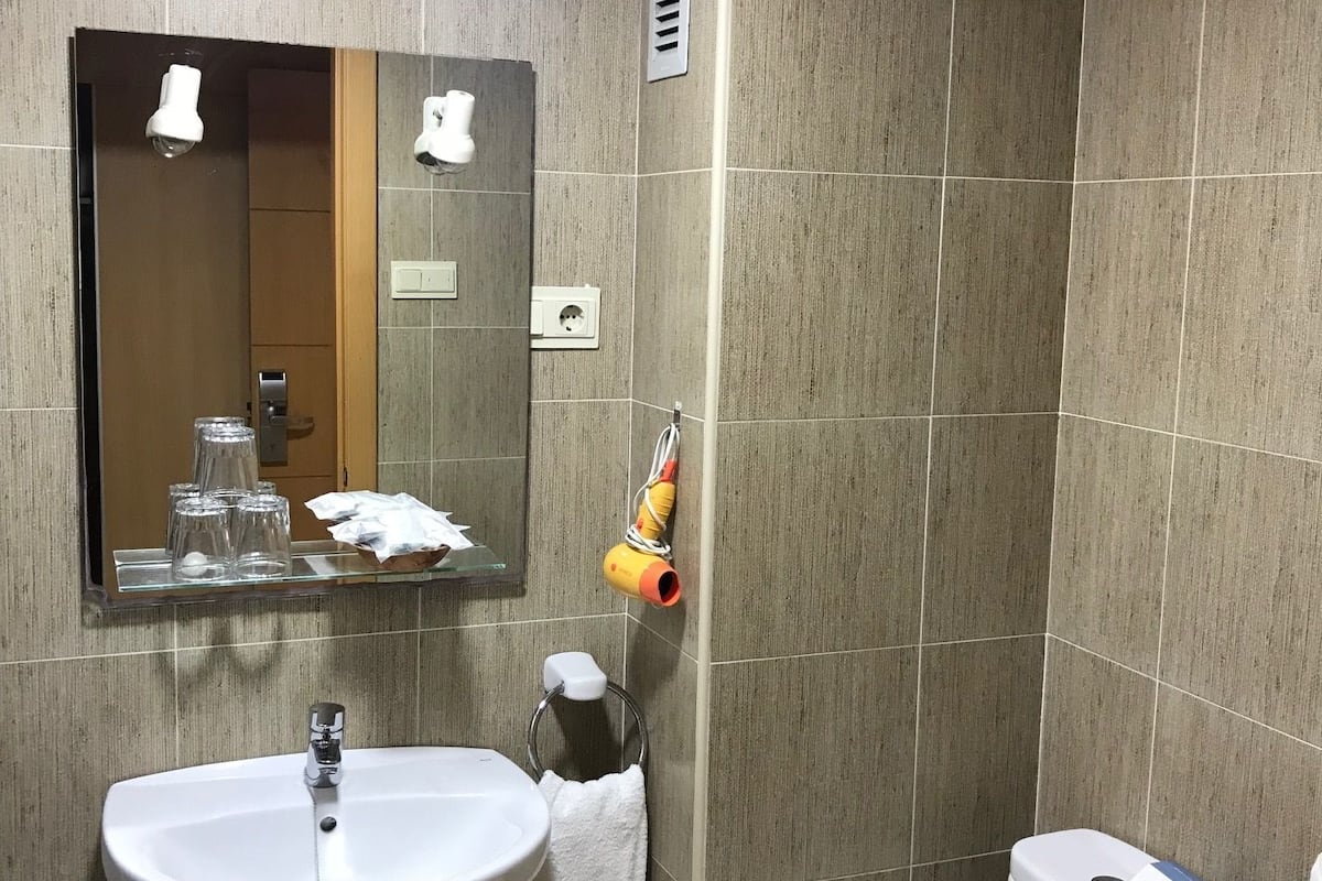 single room | bathroom | bathtub, free toiletries, hair dryer, bidet