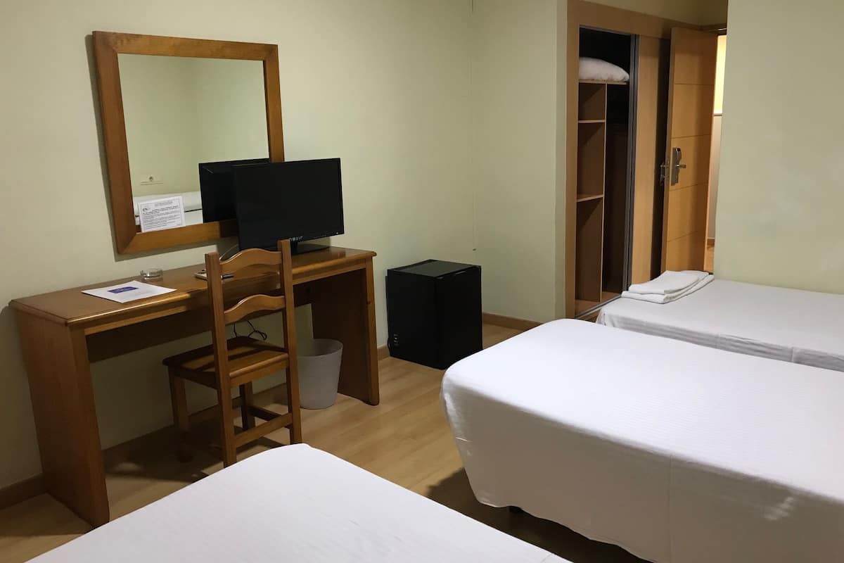 triple room | 1 bedroom, minibar, in-room safe, desk