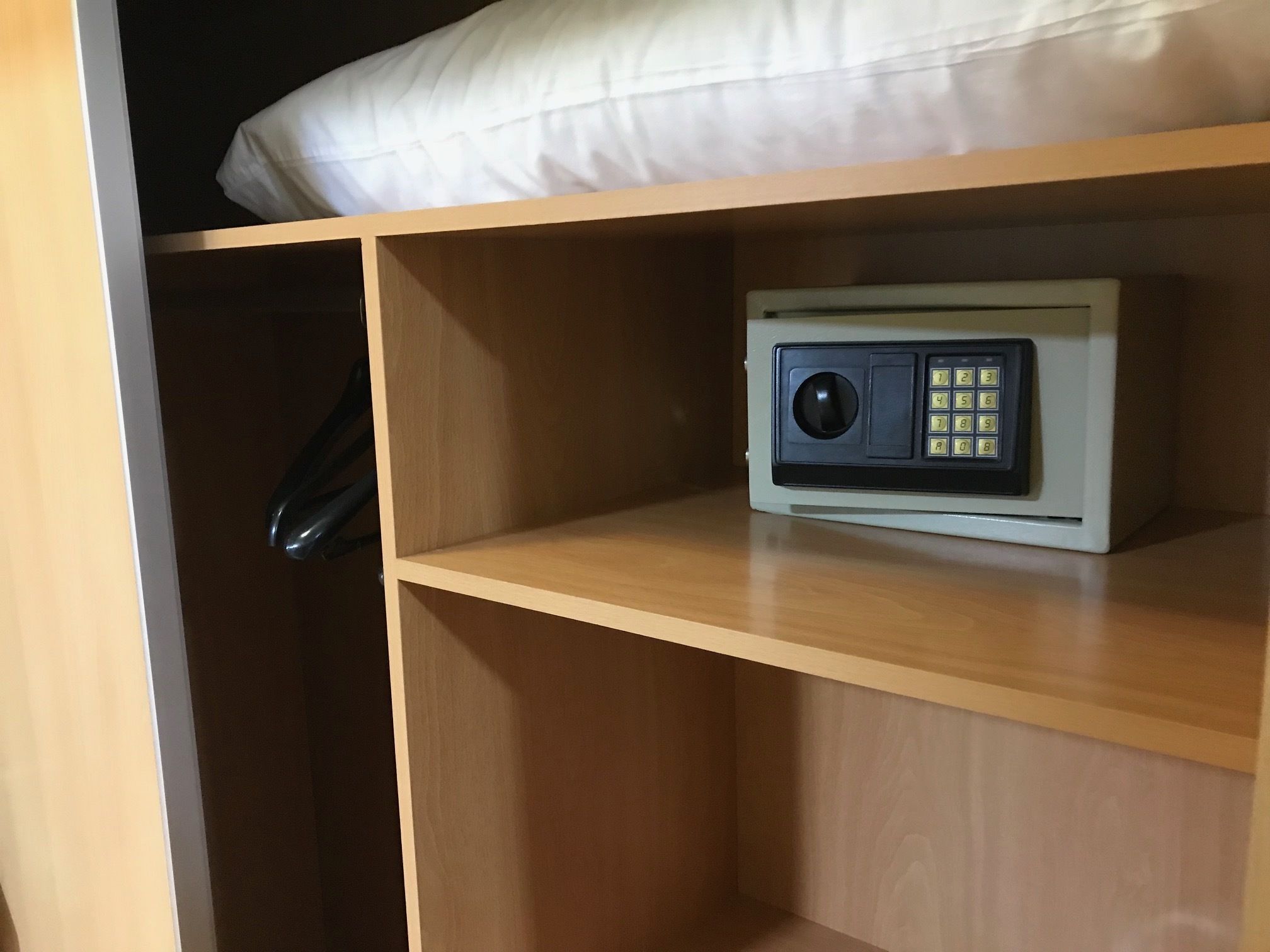 single room | 1 bedroom, minibar, in-room safe, desk
