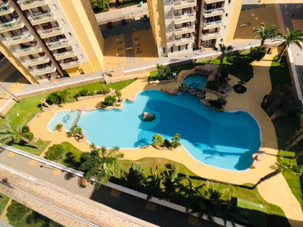 Una piscina al aire libre