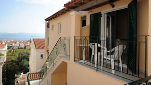 A balcony with a view of the sea, a staircase, and a table with chairs. - Kavos Panorama Complex (Corfu)