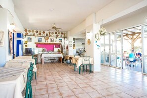 Dining - Vickys Studios (Rhodes)