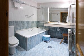 Ein Badezimmer mit Toilette, Badewanne, Dusche und Waschbecken.