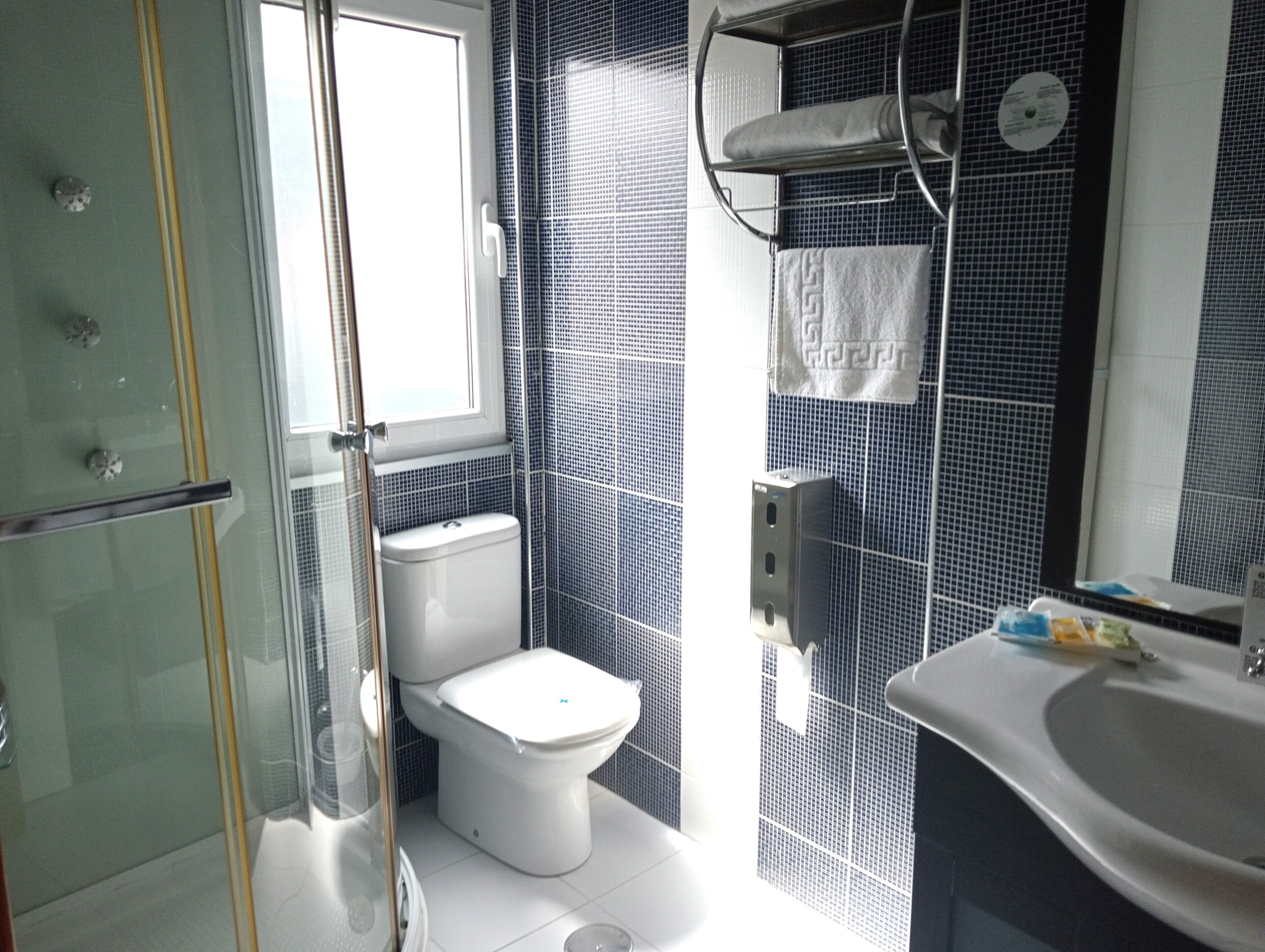 double room | bathroom | free toiletries, hair dryer, bidet, towels