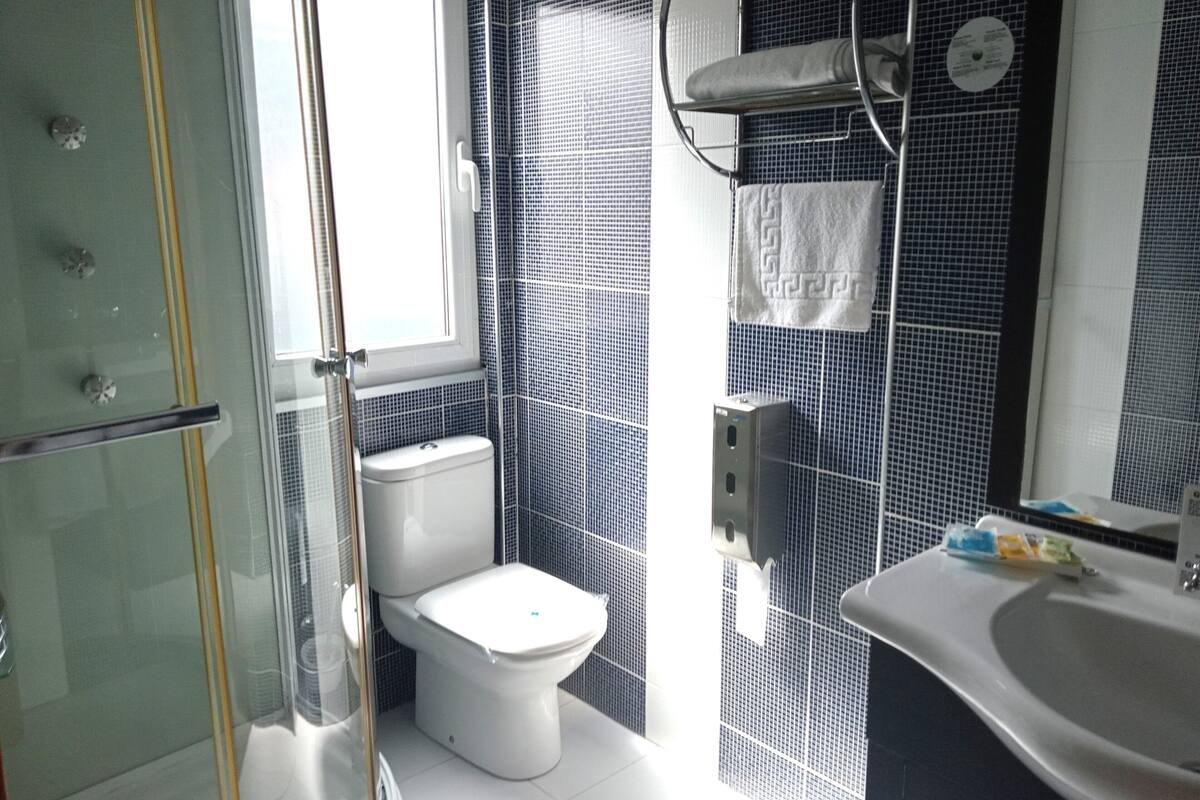 double room | bathroom | free toiletries, hair dryer, bidet, towels