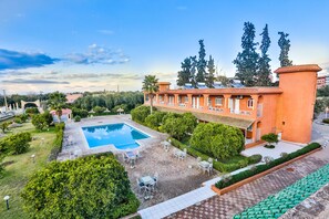 Una piscina al aire libre