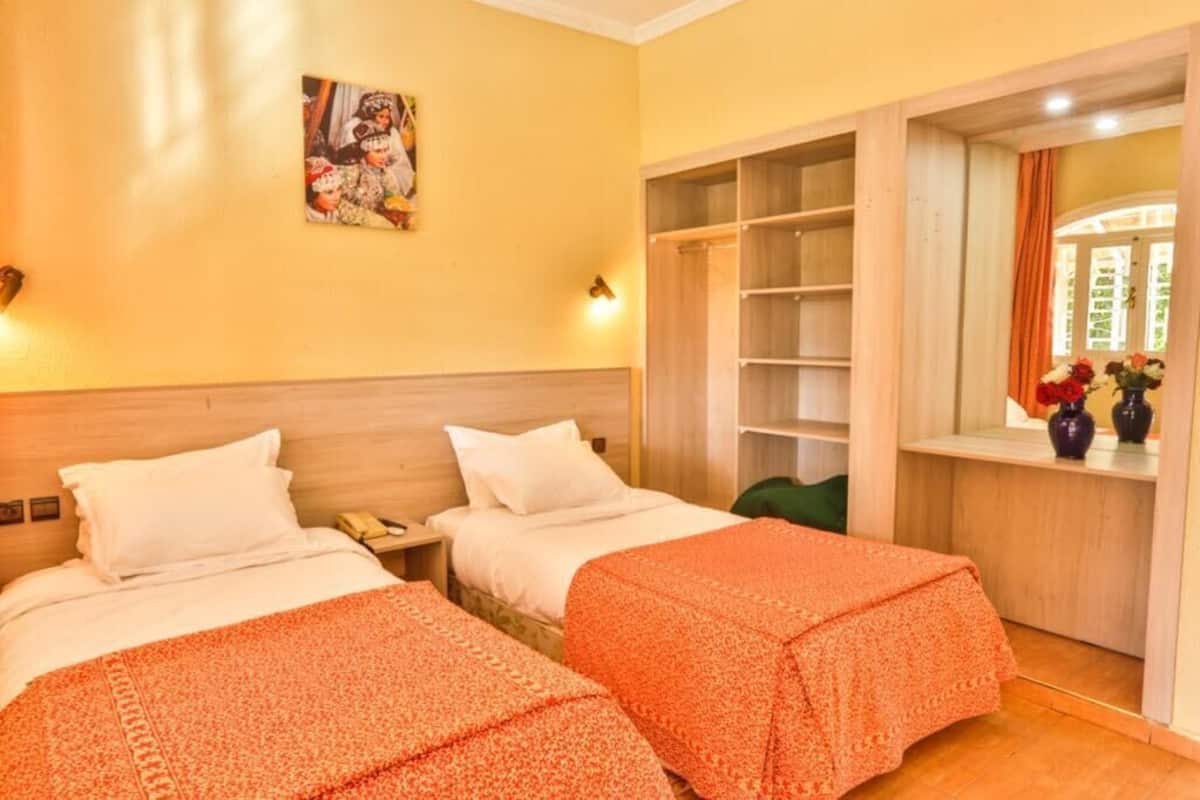 Habitación individual | Escritorio, cortinas opacas, sistema de insonorización y cunas gratuitas