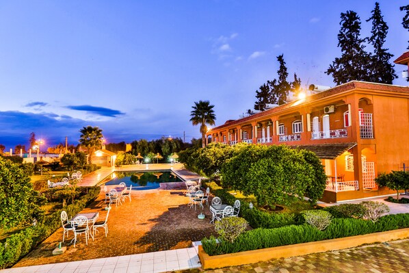 สระว่ายน้ำกลางแจ้ง