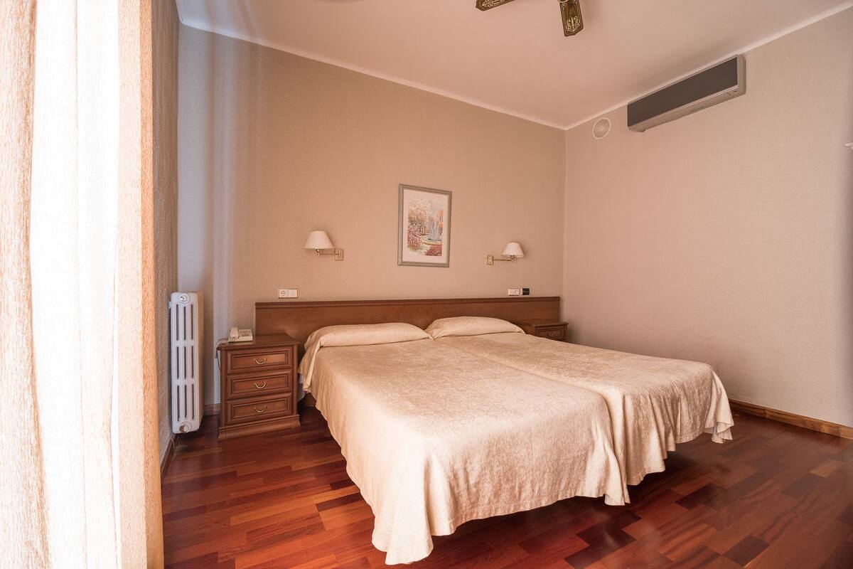 Habitación doble estándar | Cortinas blackout y wifi gratis
