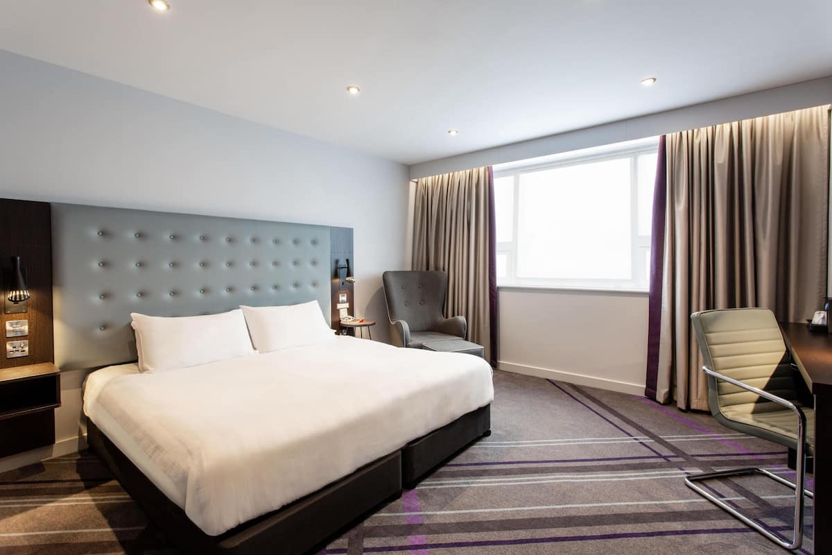 Chambre Double Supérieure, douche accessible en fauteuil roulant | Draps fournis