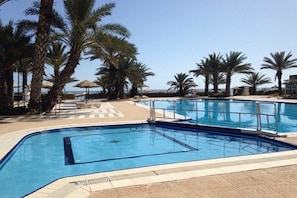 Una piscina cubierta, una piscina al aire libre