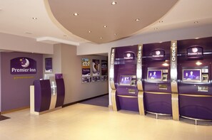Reception - Premier Inn London Hanger Lane (London)
