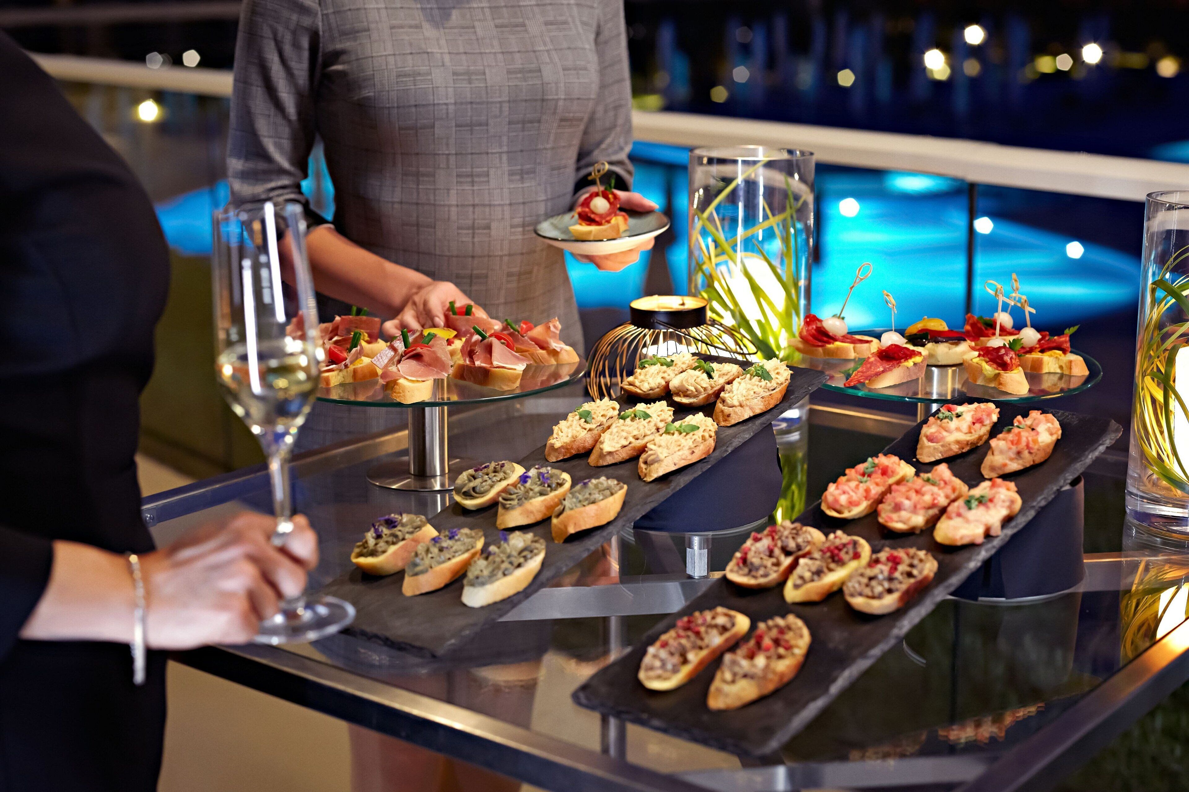 2 restaurants, serveren ontbijt, diner, internationale gerechten