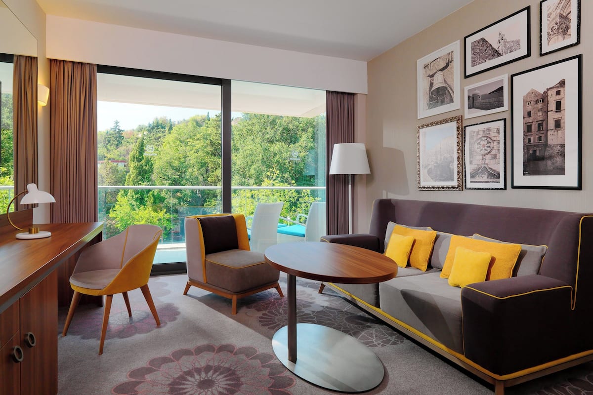 classic suite, 1 bedroom, non smoking, courtyard view | living room | flat-screen tv, pay films