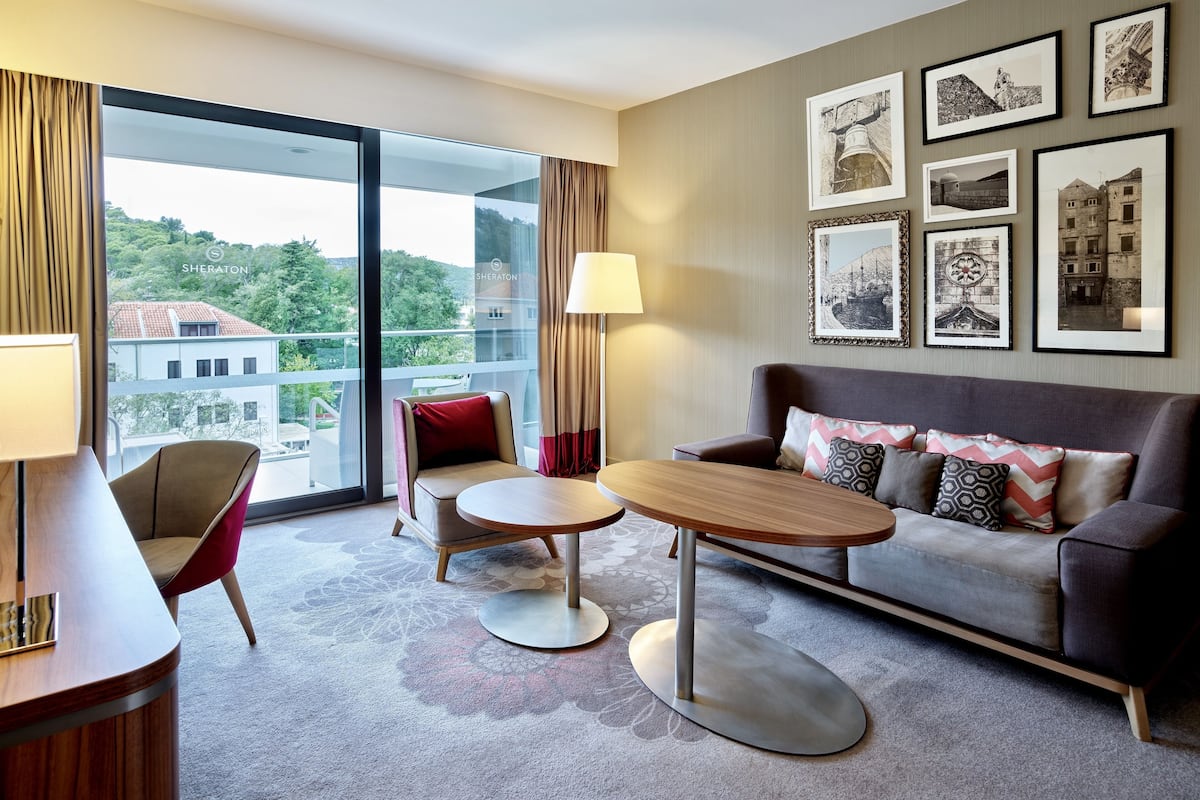 classic suite, 1 bedroom, non smoking, courtyard view | living area | flat-screen tv, pay films