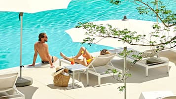 Inomhuspool och utomhuspool