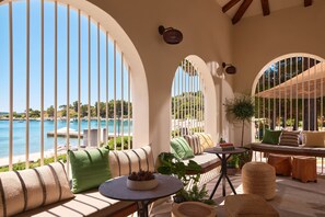 2 restaurants, breakfast, dinner served; international cuisine 